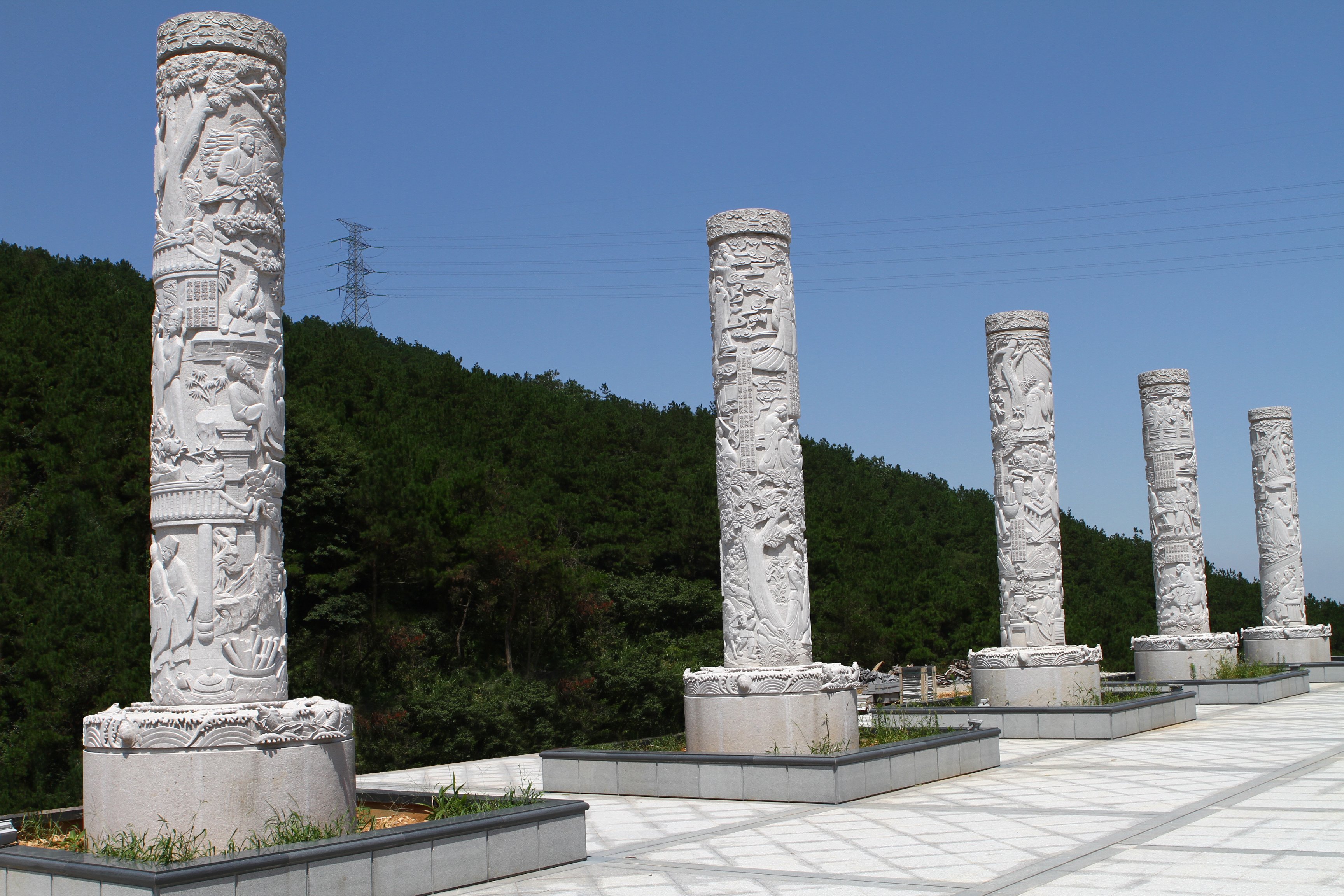 孝德传承的现代诠释：乐清长安功德园《三字经》浮雕柱