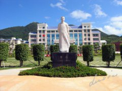 鲁迅雕像：一代文豪的精神印记