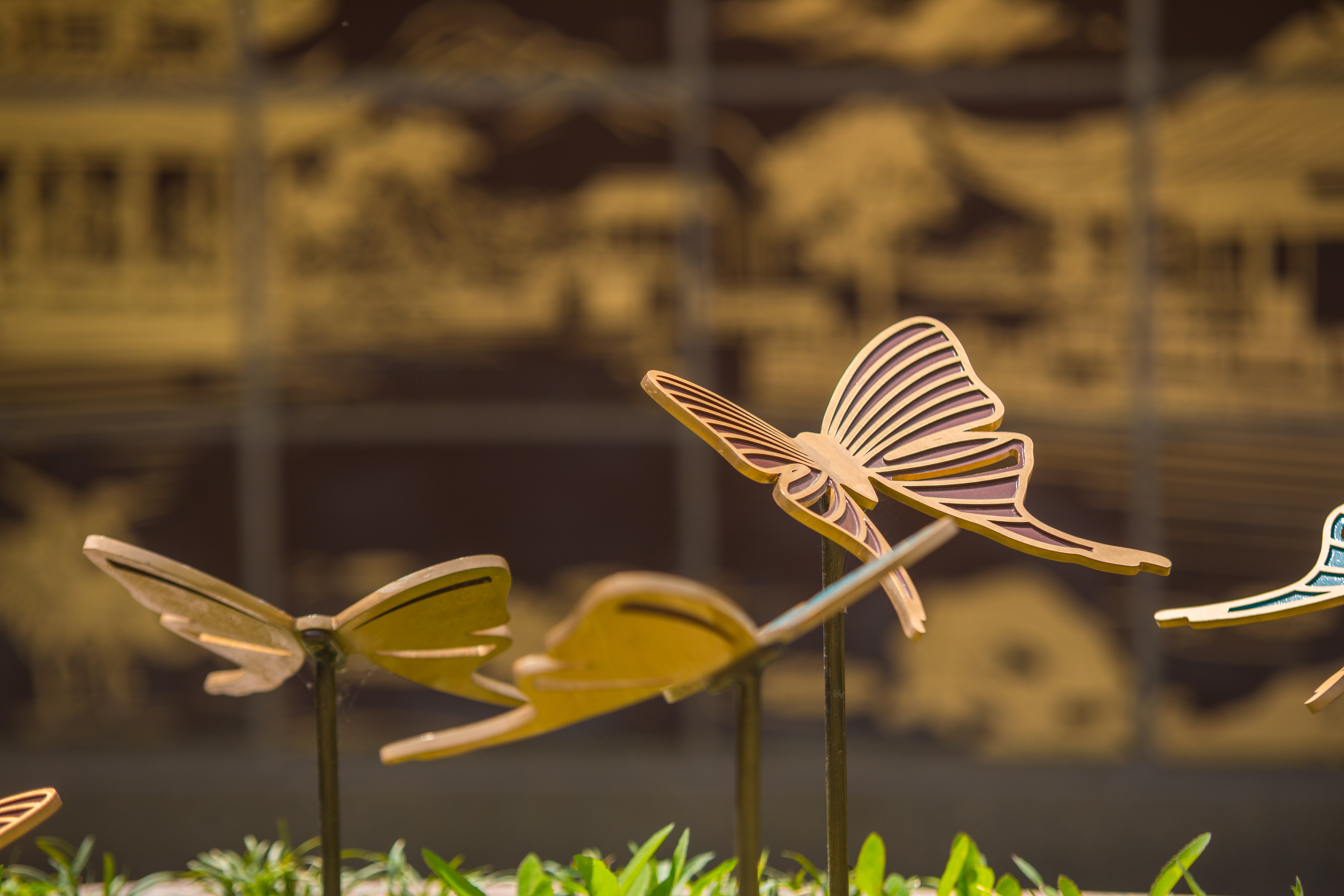 青铜灵韵：栖于墓碑的永恒之舞